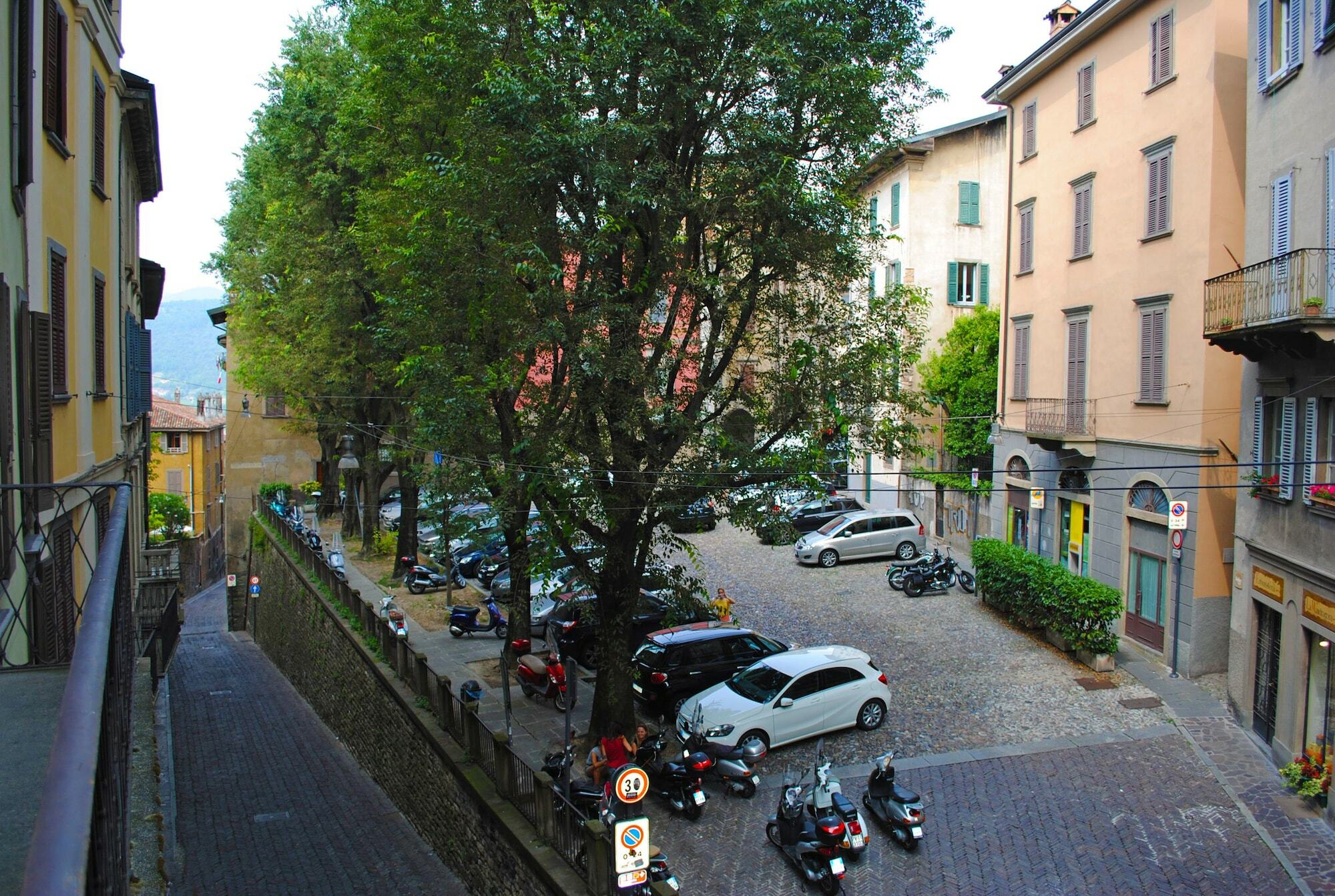 Bergamo Alta Guest House Exteriör bild